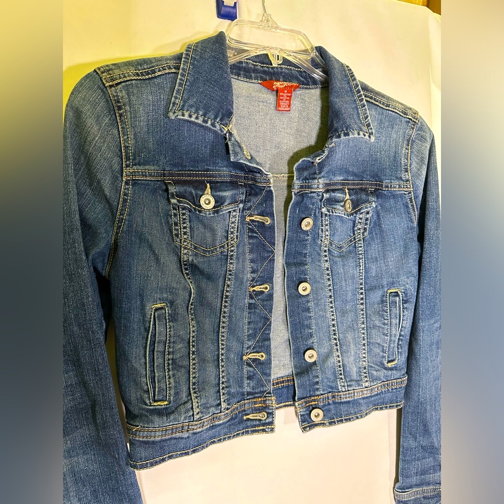 Arizona Womens' Juniors' Cropped Jean Jacket‎ size Medium Fits more like a Small